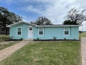 Building Photo - 1300 S Live Oak St