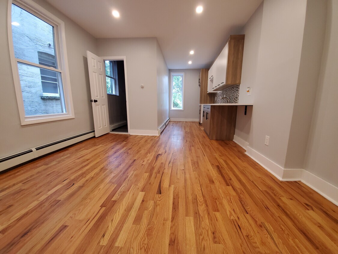 Primary Photo - 140 W Side Ave