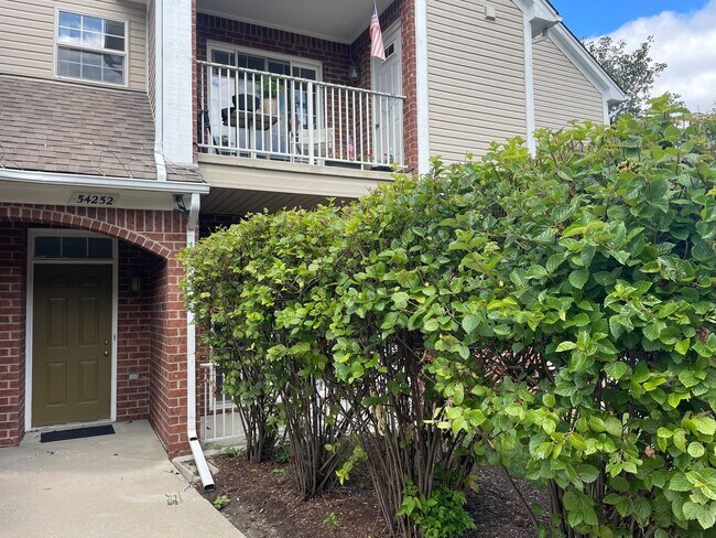 Foto del edificio - Shelby TWP 2-BR, 2-BA with Attached Garage...