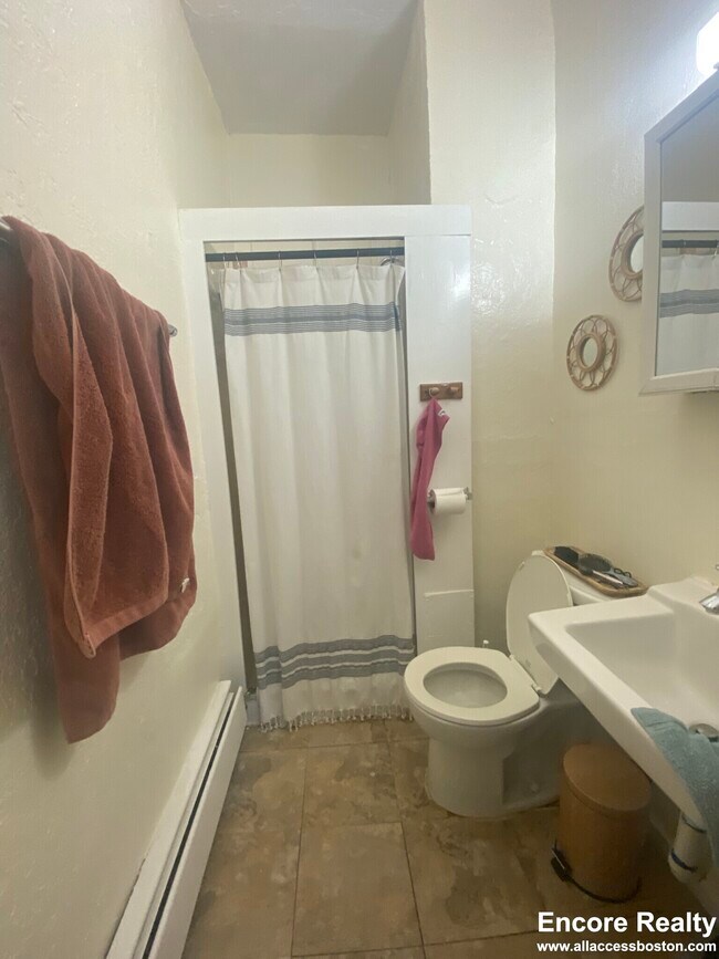 Building Photo - 40 Anderson St