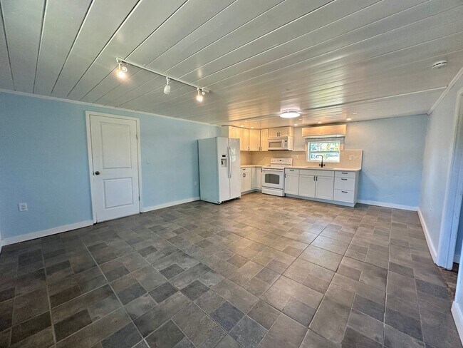 Building Photo - Cozy Home in Bokeelia - Available Now