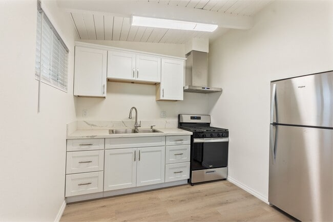 Building Photo - Catalina Apartments