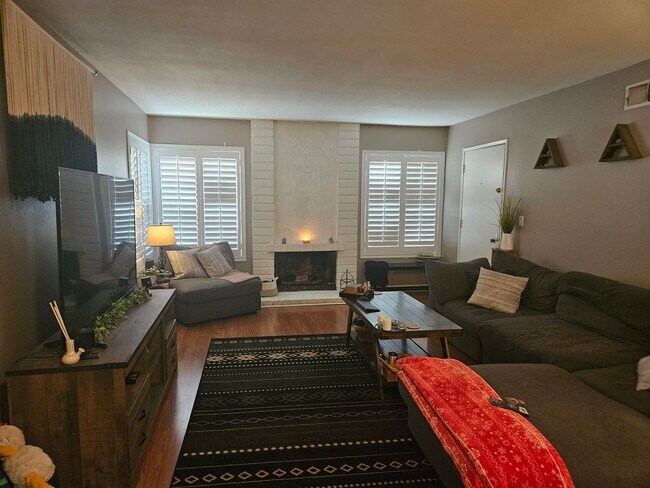 Building Photo - Charming 2 Bed 1 Bath condo in Anaheim!!