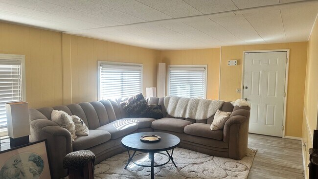 Building Photo - ~2 Bedroom 2 Bath Home in Green~