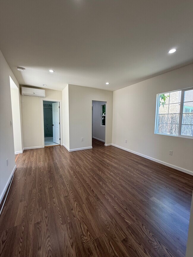 Foto del edificio - 762 1/2 N Ridgewood Pl