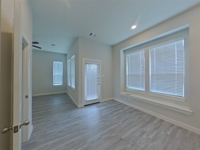 Foto del edificio - 9835 Willow Creek Commerce Dr