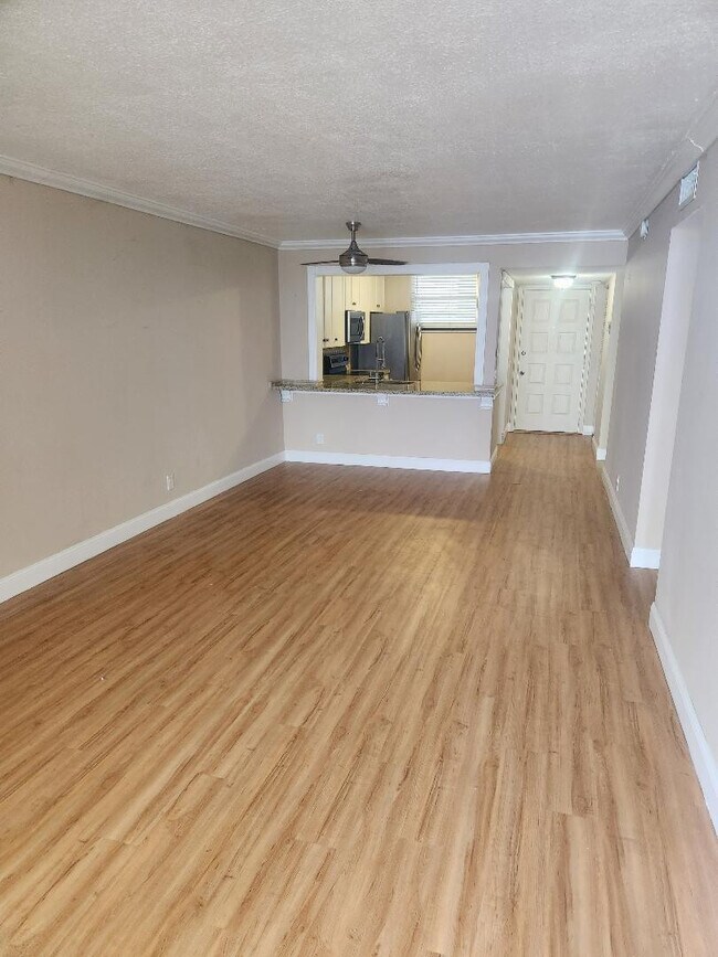 Foto del edificio - 114 Lake Emerald Dr