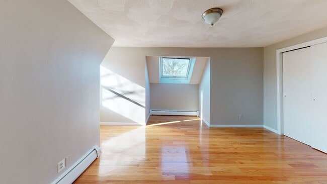 Photo - 2-bed Top Floor w/2-bath + Parking*$ House