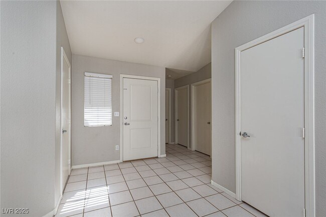 Building Photo - 533 Trocadero St