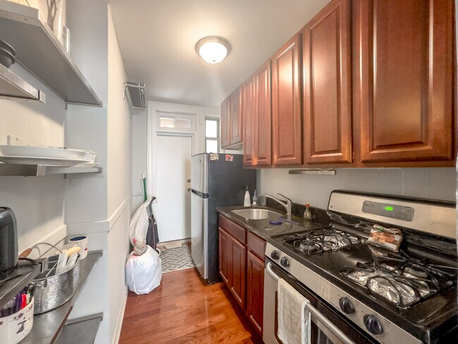 Building Photo - 539.5 W Surf St
