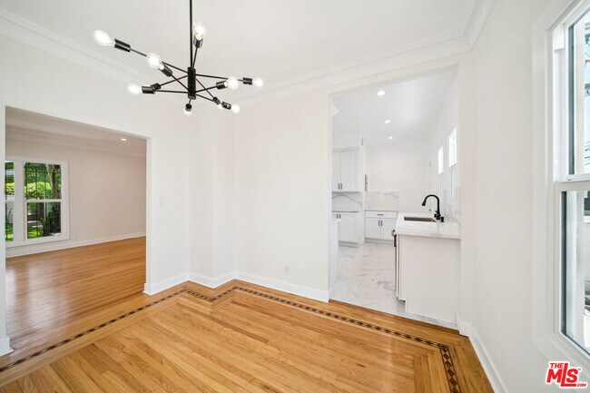 Foto del edificio - 451 N Sycamore Ave