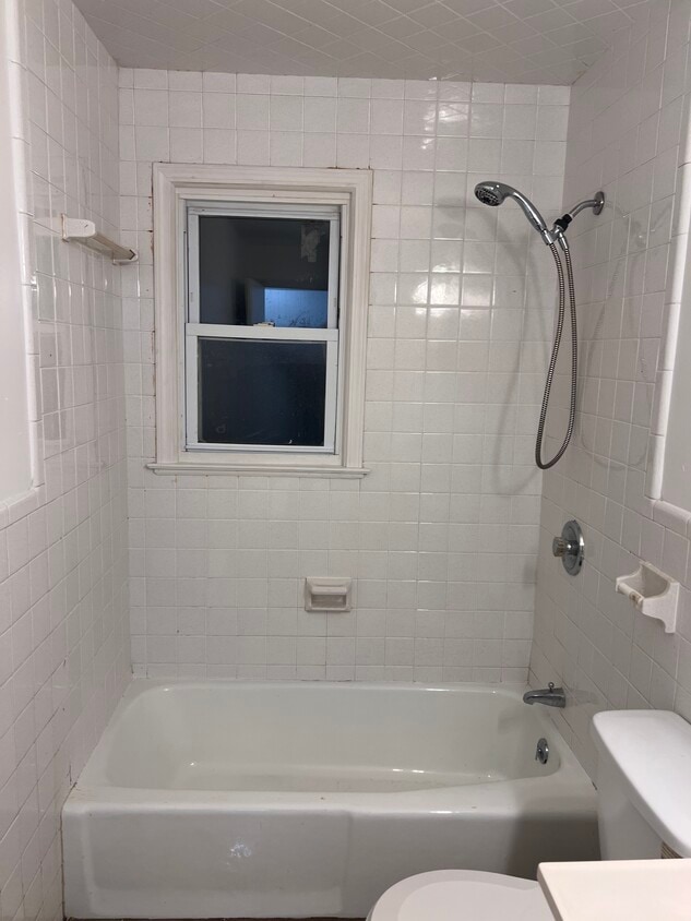 Full functioning bathroom - 21 N Spring St