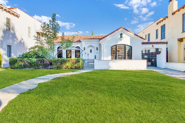 Building Photo - 812 S Curson Ave
