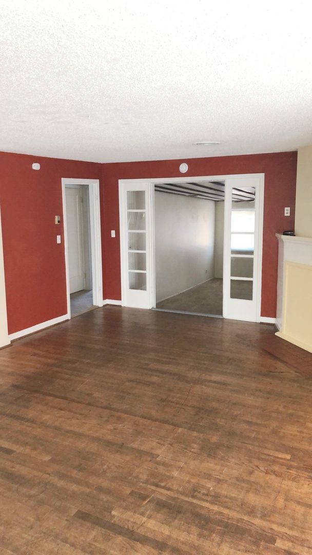Building Photo - Spacious 4 bed home with fenced yard at 20...