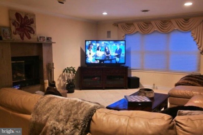 Foto del edificio - 8 Logan Dr