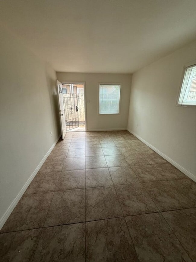 Foto del edificio - 3354-56 Luna Ave