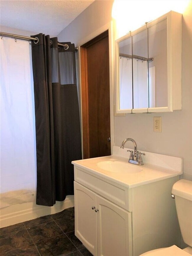 Building Photo - 3 bedroom 1 bath