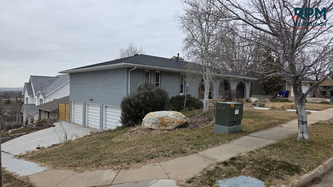 "Charming 2-Bedroom Retreat with Stunning Views on Mountain Side Drive!" - "Charming 2-Bedroom Retreat with Stunning Views on Mountain Side Drive!" Apartment