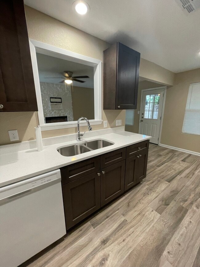 Building Photo - 410 Parkhill Cove