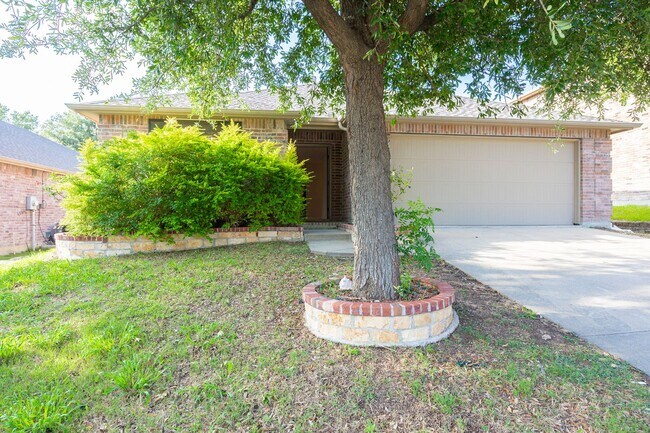 Foto del edificio - Great curb appeal from the mature shade tr...