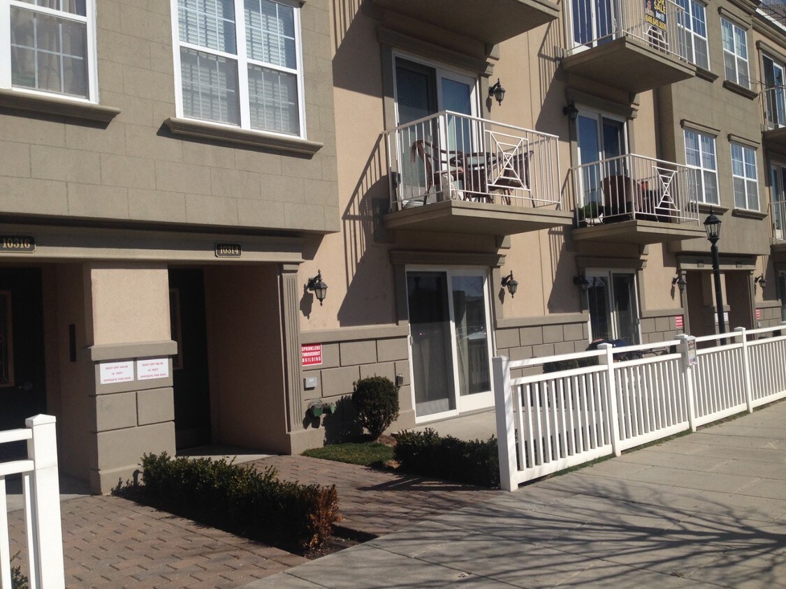 Foto principal - 10314 Rockaway Beach Blvd