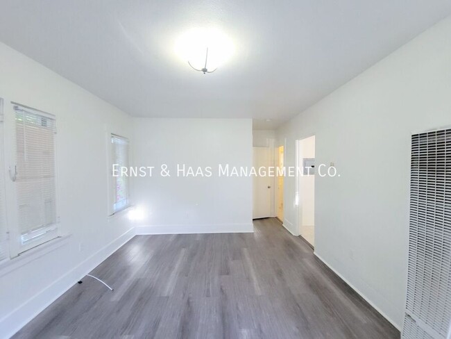 Foto del edificio - Charming 1 Bedroom Bungalow Apartment in C...