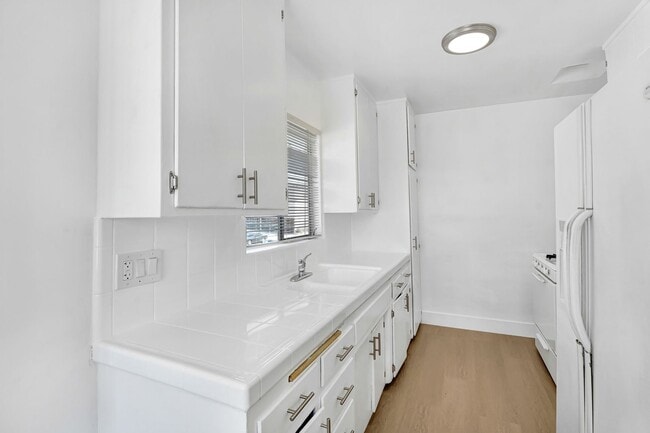 Building Photo - 10250 Palms Blvd