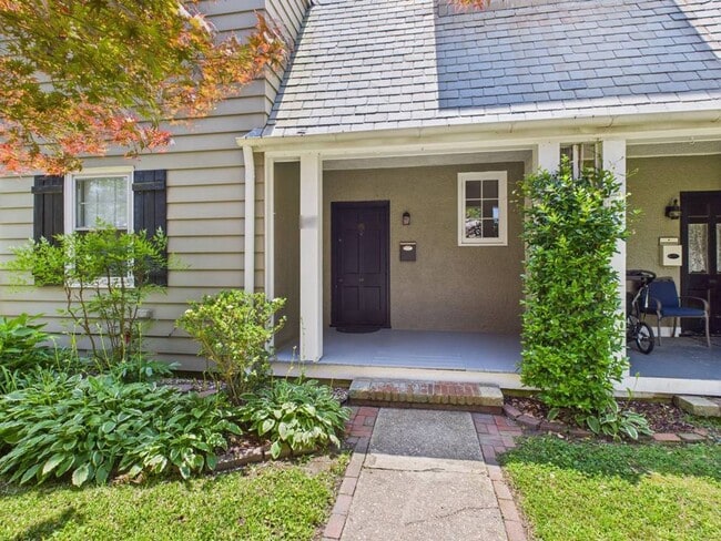 Building Photo - Beautiful 4 Bedroom 2 Bathroom Single Fami...