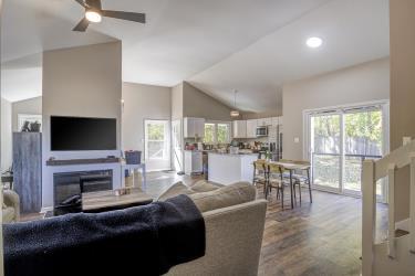 Building Photo - 460 Dickens Dr