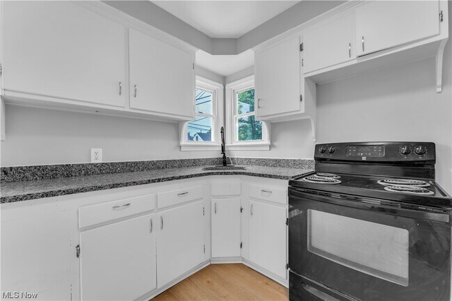 Building Photo - 15700 Maplewood Ave