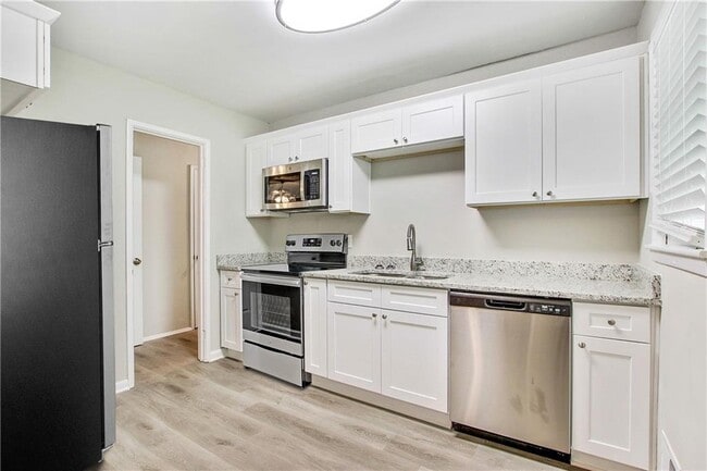 Building Photo - 2287 Meadowlane Dr SW
