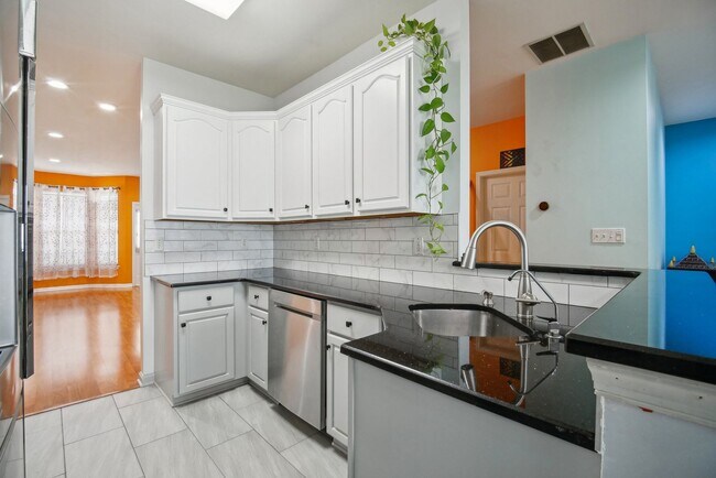 Building Photo - 137 Gladstone Dr