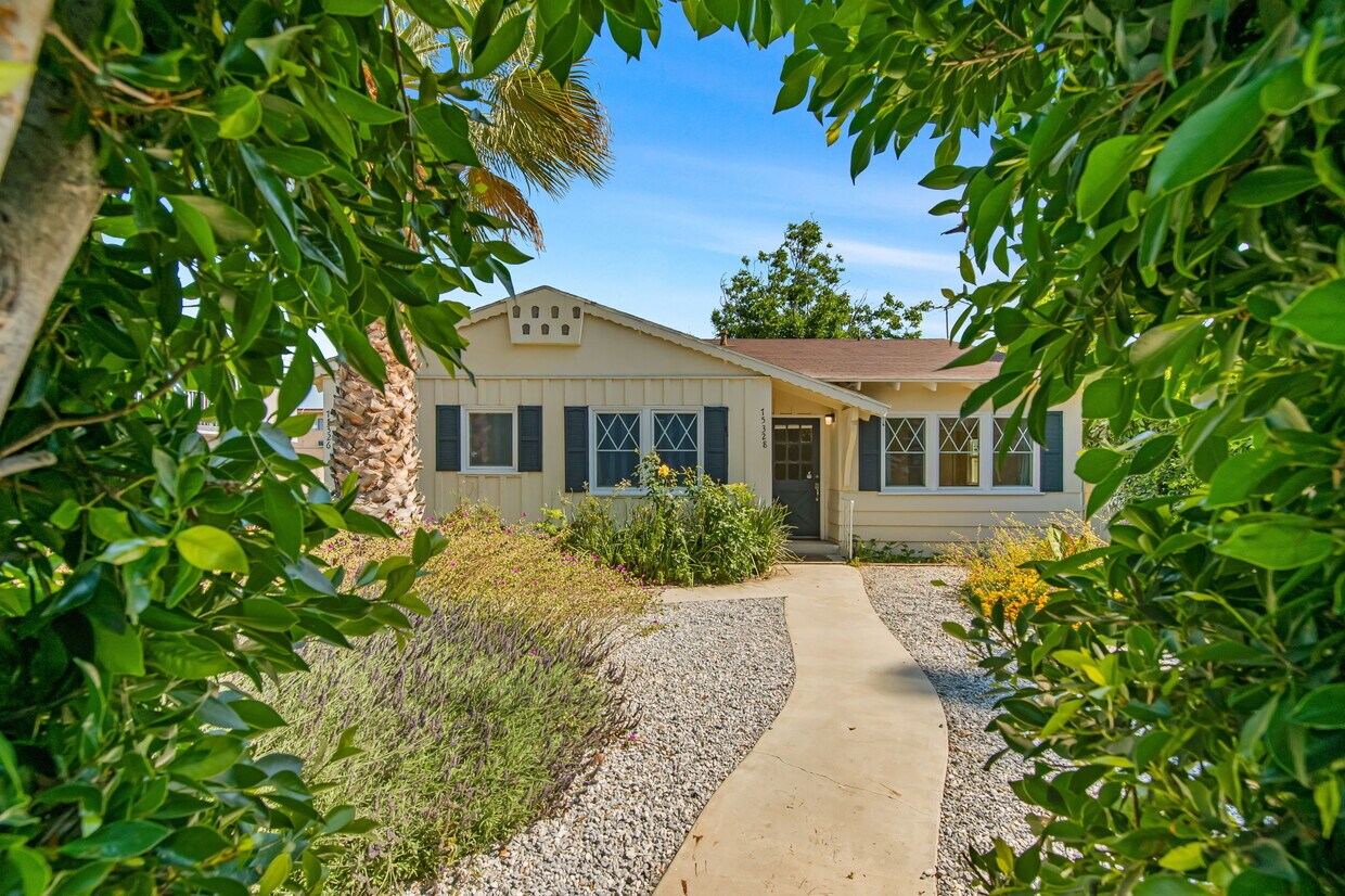 Foto principal - 15328 Vose St