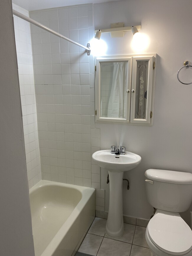 Building Photo - 3466 Rue Aylmer