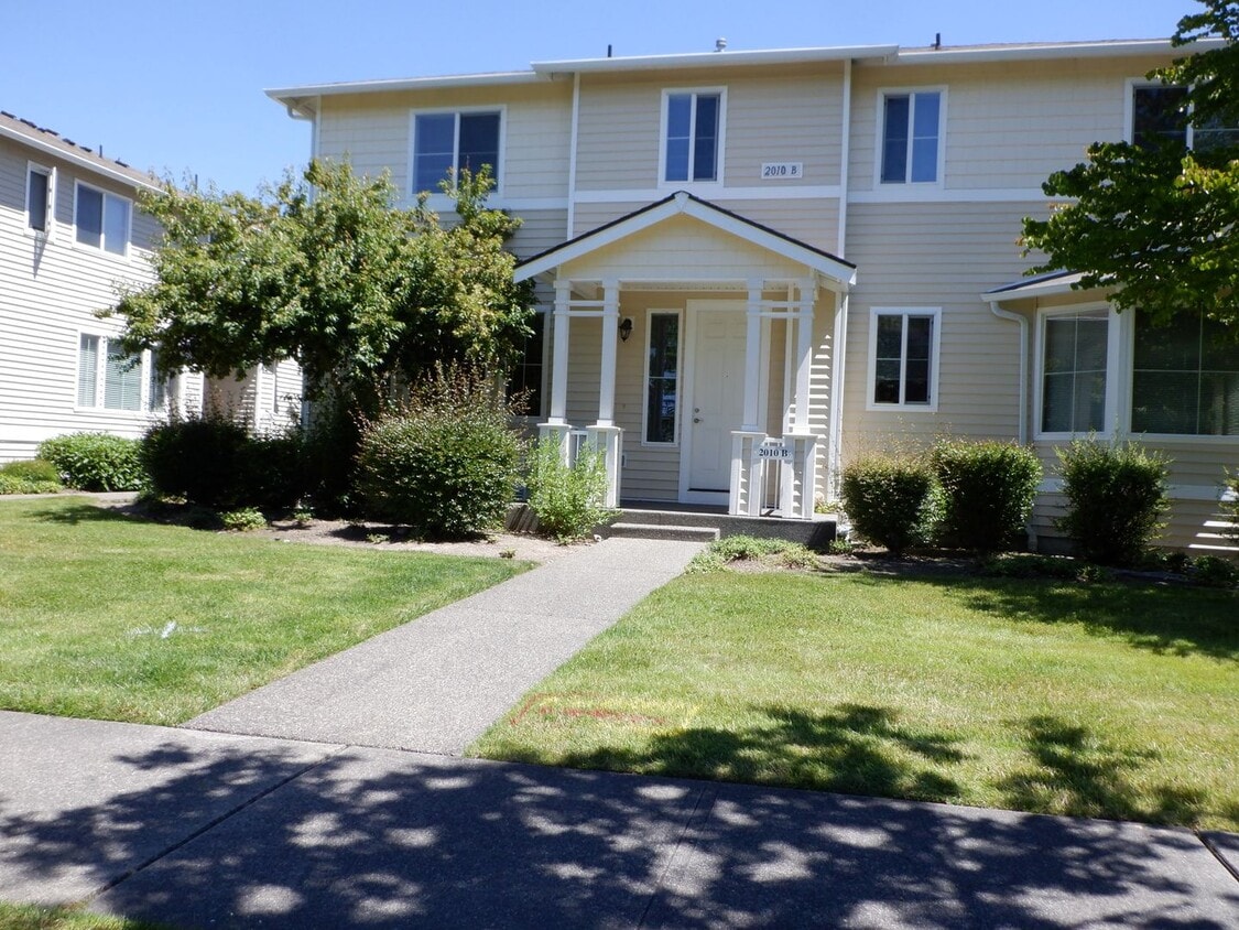 Foto principal - 2010 Garry Oaks Ave