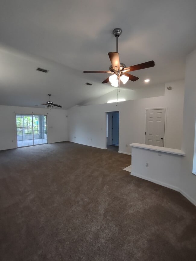 Foto del edificio - Pine Lakes Subdivision Corner Lot!
