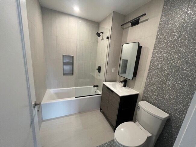 Foto del edificio - 77-63 Vleigh Pl