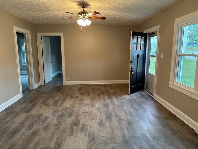 Puerta principal al salón - 220 Lake St