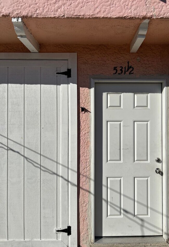 Foto del edificio - 531 1/2 W 56TH ST