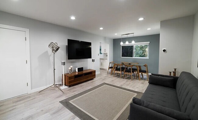 Foto del edificio - One Bedroom Furnished Condo