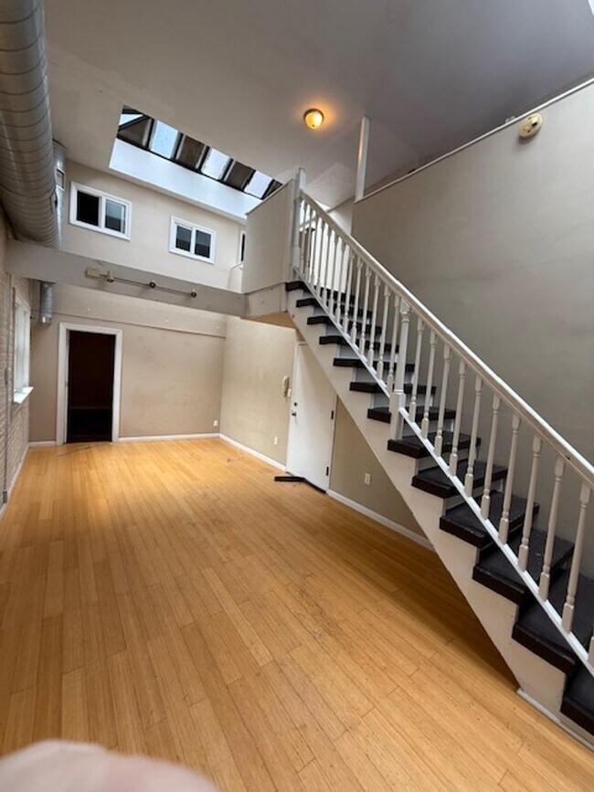 Foto del edificio - Bright Loft-Style 2-Bedroom in Center City...