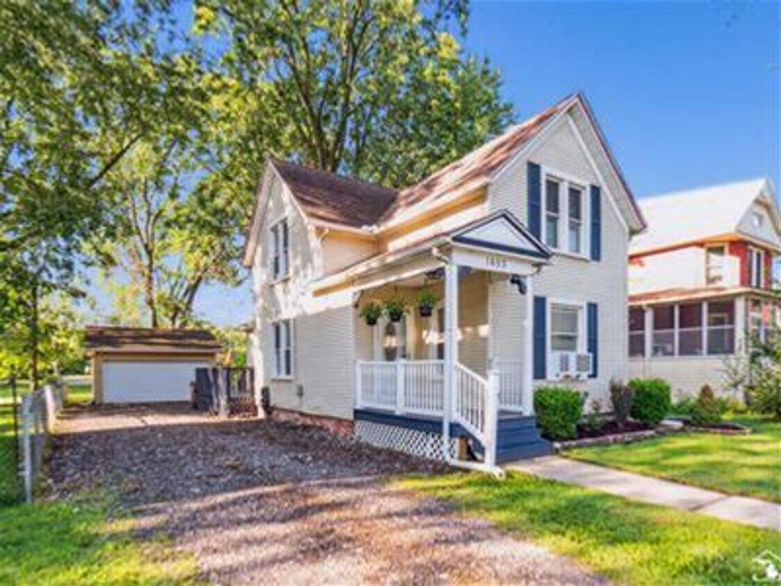Building Photo - Beautiful 3 Bedroom