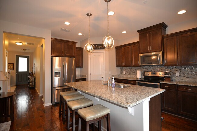 Building Photo - 1047 Livingstone Ln