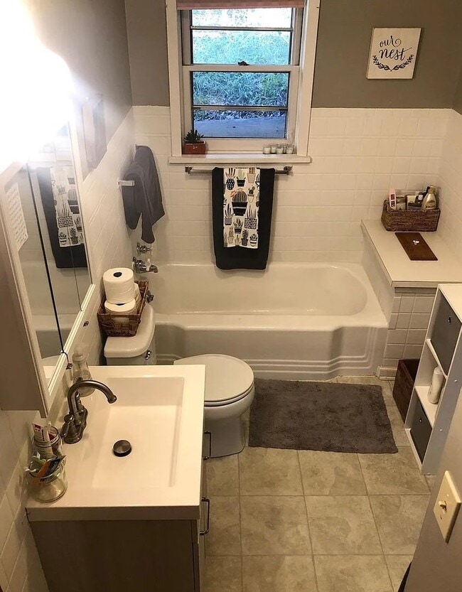 Building Photo - Spacious 5 Bedroom Home Perfectly Located ...