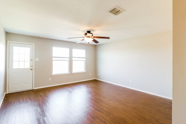 Foto del edificio - Freshly Updated Living with Community Perks