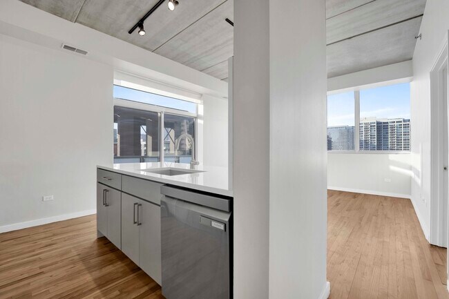 Foto del edificio - 630 N Franklin St