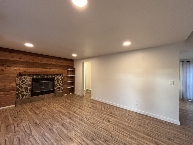 Building Photo - 11299 Woodhill Dr