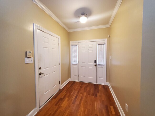 Foto del edificio - 1323 Woodland Dr