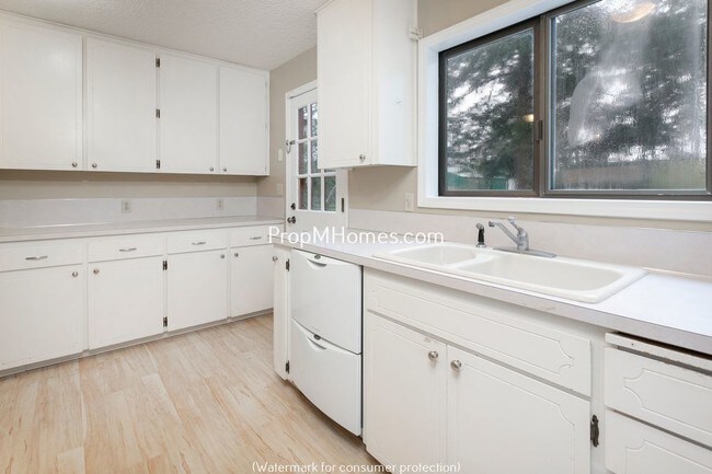 Building Photo - 11060 SW Tonquin Rd