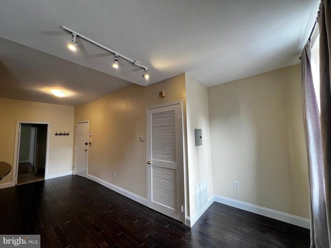 Building Photo - 443 Fairmount Ave